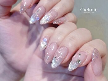 シェルミー(Cielmie)の写真/【シンプルデザイン×キラキラ×肌馴染みカラー】女性らしいモテ可愛系ネイルで指先も気分も華やかに＊°