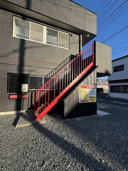 癒し～ぷ 熊谷店/*駐車場から階段へ