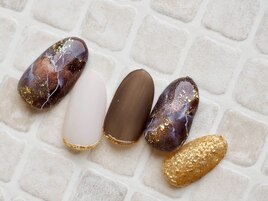 囲みゴールドのニュアンスネイル