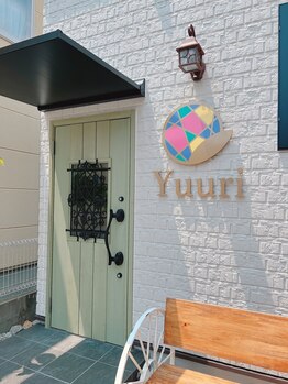 ユウリ(Yuuri)/黄緑色のドアが目印です