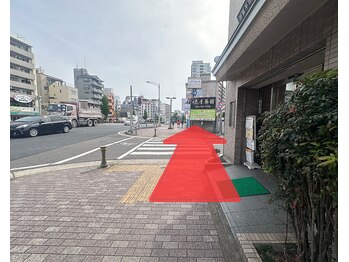 エボニー(Ebony)/地下鉄出口を右へ進みます