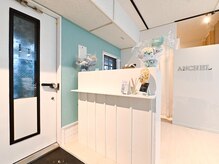 アンシェル(ANCHEL)の雰囲気（白×ティファニーブルーの清潔感溢れる癒し空間です。）