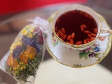 仕上げは薬膳茶。サシェ付きで生ハーブの癒しをお持ち帰り♪