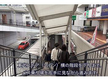 木翠/東武ストア側の階段を降りる