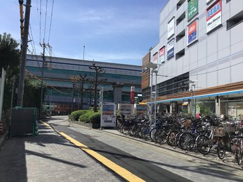 カリナ(Carina)/すると斜め右に高架下が見えます