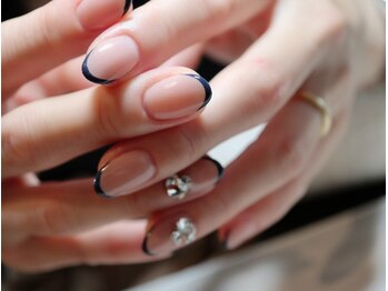 ネイルトータルビューティー ソピーロ(sopiro)/ネイビータイニーフレンチ