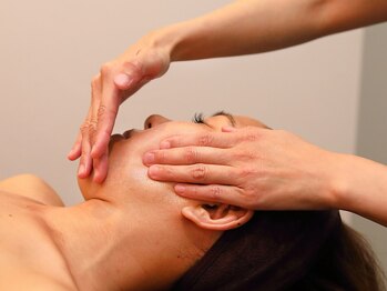 グラム(gramme.)の写真/気になるホウレイ線やたるみを土台からケア★オールハンドの贅沢な施術で、若々しく引き締まった印象へ。