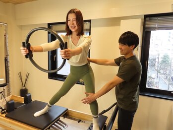ワイズ パーソナル アンド ヘルス 恵比寿店(Y's Personal&Health)の写真/美脚への近道は鍛える前の準備にあり★姿勢診断と整体で土台を整え、ピラティス×筋膜リリースで脚スッキリ