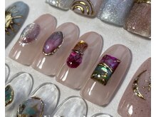 パーツを使わず全て手書きの宝石アートで周りと差がつくネイルに