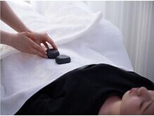 雲上のゆりかご 千歳烏山店の雰囲気（ホットストーンを使用しリンパドレナージュや血行促進。）