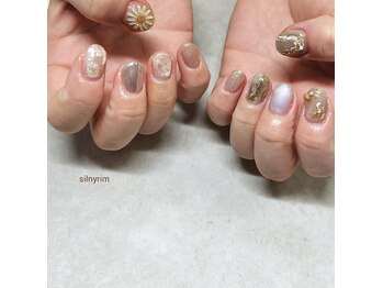 シルニー リム(Silny rim)/アシンメトリーニュアンスネイル