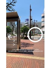 ソラモと新浜松駅を抜けると左手にローソンがあり目の前にある信号を渡り左手にたこりき屋さんがあります。