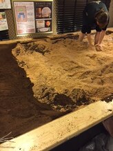 ティーケーエム エンザイム スパ(TKM Enzyme Spa)/おがくす交換作業