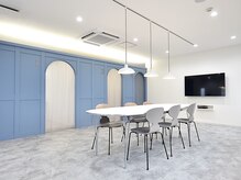 チェックミー(Check me)の雰囲気（明るく広々とした店内。イベントのスペースも◎）