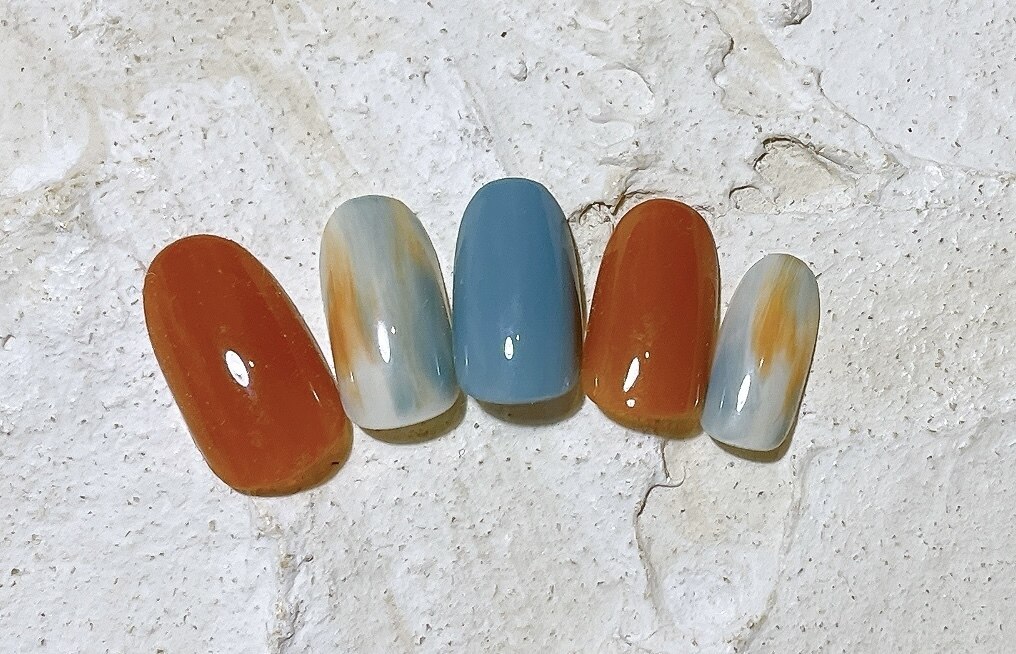 2025年-2026年冬トレンド】オレンジブラウンのネイルデザイン集｜人気