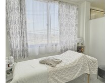 白を基調としたプライベート空間でゆったり施術が受けられます♪