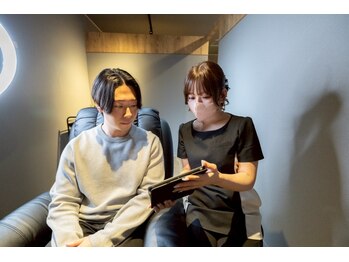 メンズ眉毛サロン 眉ラボ 北千住店【メンズ眉毛/眉毛/アイブロウ/眉毛パーマ】の写真/【初めての方大歓迎!】眉毛に関するプロが丁寧にカウンセリング!メンズ眉毛専門店で新しい自分を発見☆
