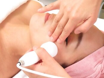 キミーエステティックサロン(kimmy esthetic salon)の写真/【秋の紫外線徹底ケアで美白/くすみ/黒ずみ改善】VC＋美肌成分配合の美容液で、透明感あふれる肌へ♪