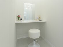 施術後にヘア、メイクを整えるパウダールームあり＊