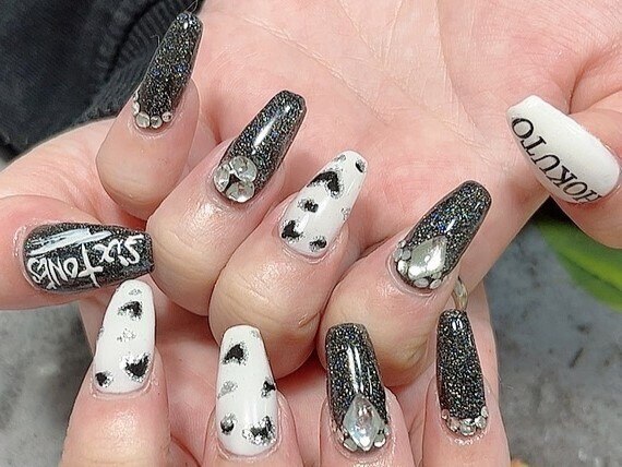 2025年-2026年冬トレンド】ブラック ハート ハンドのネイルデザイン集