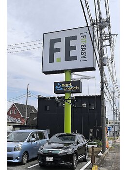 スマートストレッチ 館林店(SMART STRETCH)/大きなFE看板の下にロゴ看板