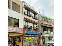 タビーネイル(TABBY NAIL)の雰囲気(サザエやビル3階、ビルの裏側が階段になります)