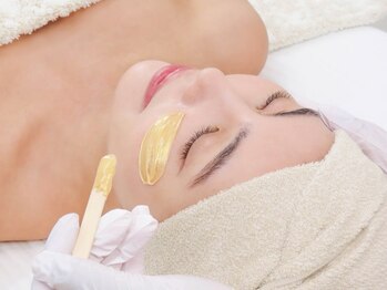 アウラ 表参道(AURA)の写真/小鼻の黒ずみも実は毛だった?! AURAでは顔脱毛もワックス＋光脱毛がおすすめ☆お肌のトーンアップ効果も◎