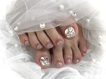 イル 京都河原町店の写真/夏準備にホワイトミラーのフットネイル！マグネット・デザインサンプルも豊富◎「見せたくなる足元」に！