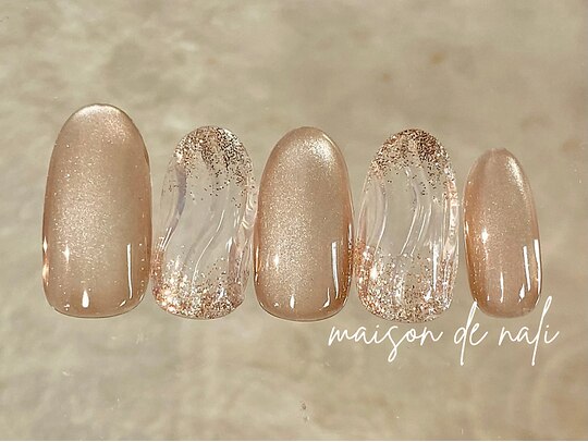 2025年冬トレンド】ゴールドのネイルデザイン集｜ホットペッパー  