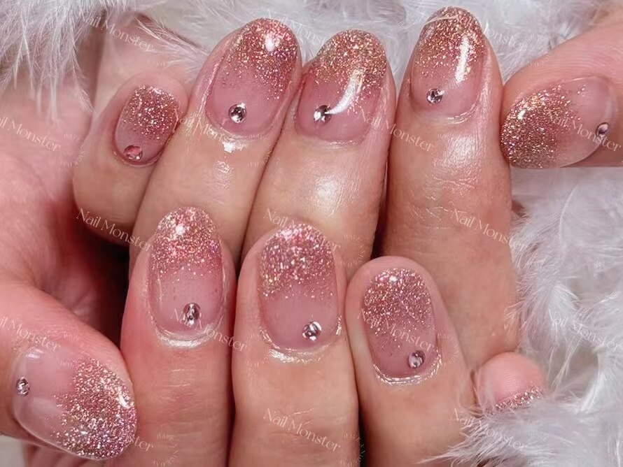 2025年秋トレンド】ボルドー ラメグラデーションのネイル