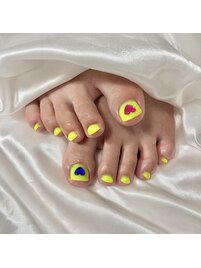 ネオンイエローフットネイル