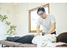 井上整体の雰囲気（コリ固まったお身体をオールハンドでほぐしていきます！）