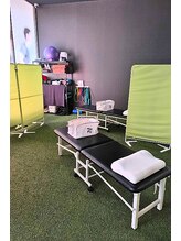 スマートストレッチ 館林店(SMART STRETCH)/人工芝の上でストレッチ