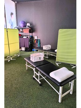 スマートストレッチ 館林店(SMART STRETCH)/人工芝の上でストレッチ