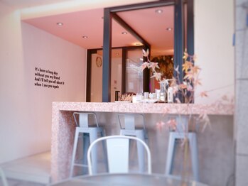 ピンク&グレーの内装が目印♪