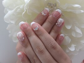 上品フレンチネイル パール3D花