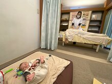 子育てママの整体サロン/施術中のお子様の様子