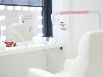 エクシアホワイトニング 石巻店の写真/初回9分照射2セットがたったの¥980★平日16時まではもっとお得に¥500円でご提供♪透明感のある白い歯に！
