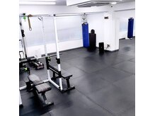 フィットアンドトーキョー 新富町八丁堀店(FIT&TOKYO)の雰囲気（日の光が射す広々した空間でパーソナルトレーニング）