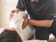 普段の生活で歪んだ姿勢を整えていきます。巻き肩/猫背