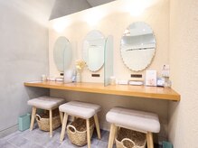 施術後のお化粧直しができるスペースも完備◎