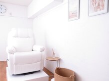 白を基調とした空間・リクライニングチェアでお寛ぎください◎