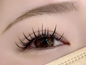 オミサロン(omii salon)の写真/SNSで話題沸騰中のワンホンマツエク★束感まつ毛でパッチリ目元に♪自まつ毛が少ない・短い方にオススメ◎