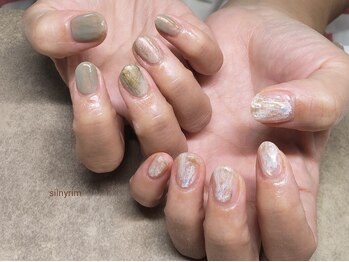 シルニー リム(Silny rim)/アシンメトリーニュアンスネイル