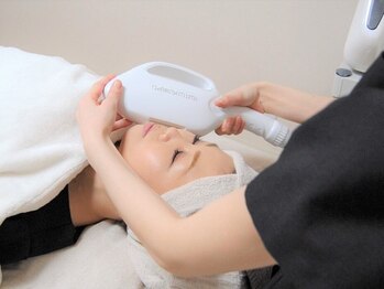 ビアンカ(BIANCA)の写真/【顔には約20万の毛穴が！】毛穴の開き気になる黒ブツも改善☆触りたくなる艶モチ肌を叶える美顔脱毛☆