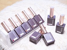 マグネットやフラッシュなど、トレンドネイルも豊富に取扱い◎