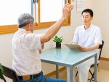 山鍼灸院の雰囲気（明るい店内でお話をお聞きします。なんでもお話しください。）