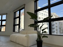 39 beauty salon.横浜関内【WAX脱毛/メンズ眉毛/水素吸入しながら】/開放感のある店内です♪