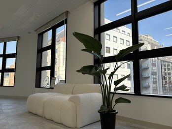 39 beauty salon.横浜関内【WAX脱毛/メンズ眉毛/水素吸入しながら】/開放感のある店内です♪