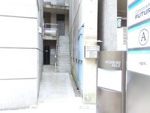 ミユハル(Miyu☆Halu)の雰囲気（コンクリートの入口、階段を上がって2階でお待ちしてます♪）